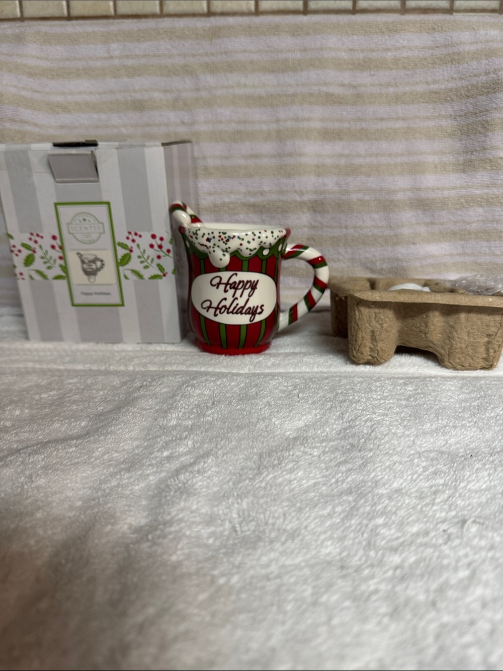'Happy Holidays' Scentsy Retired Plug-In Warmer w/night light Bulb included